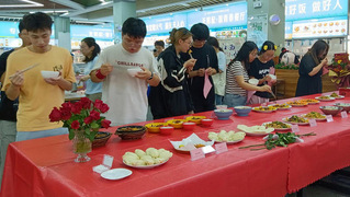 谈球吧第三食堂举办产品创新品鉴会...